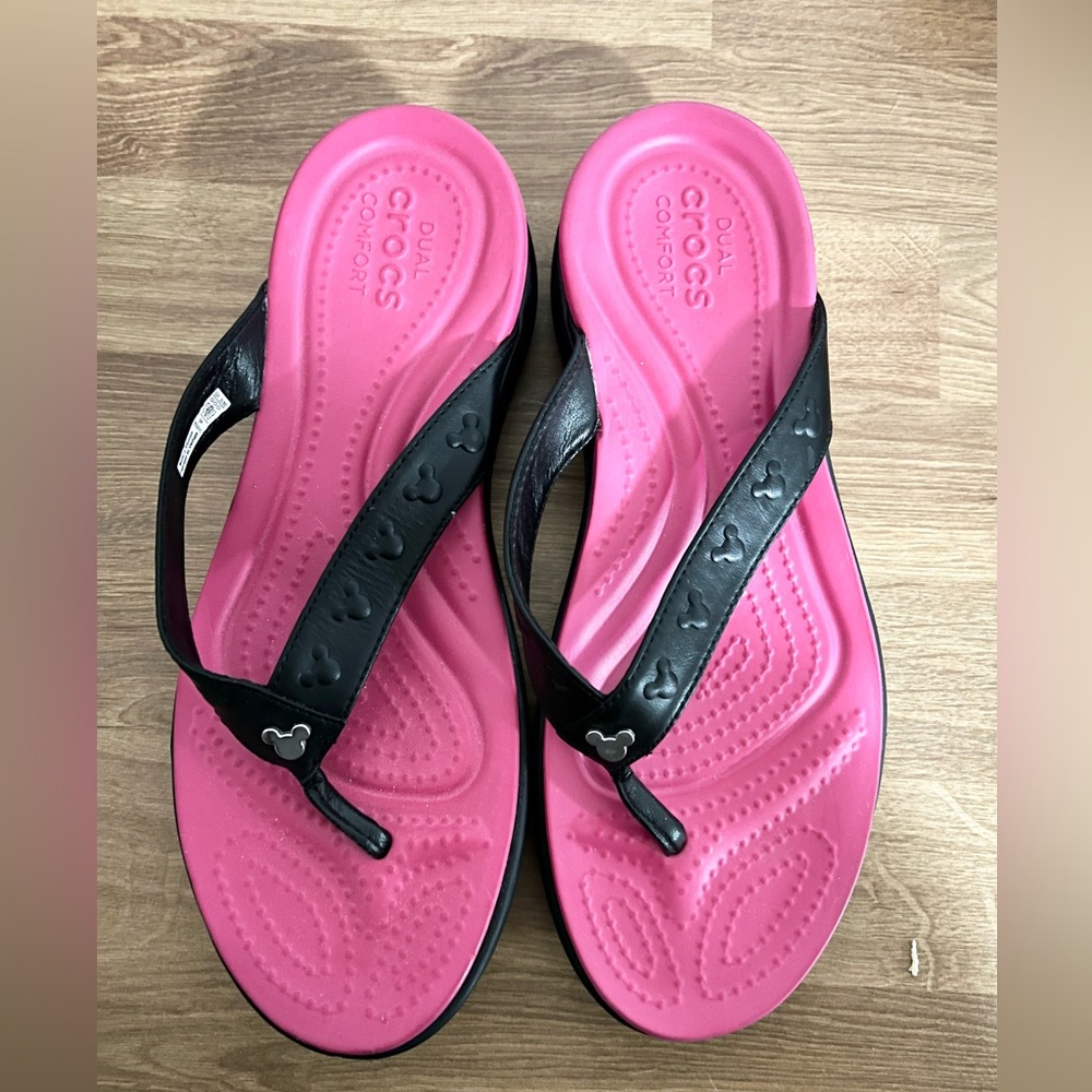CROCS Mickey Disney Edition! Size 8!